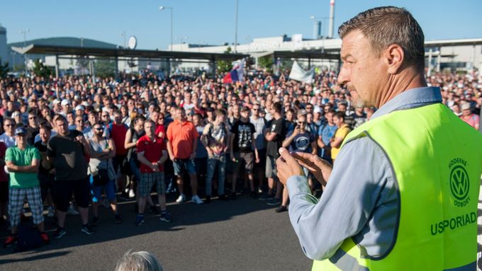 Šéf odborářů ve slovenském VW Zoroslav Smolinský promlouvá ke stávkujícím dělníkům.