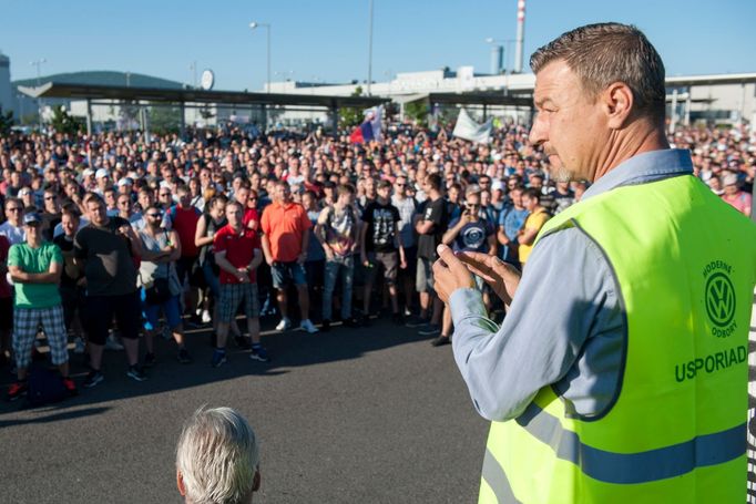 Šéf odborářů ve slovenském VW Zoroslav Smolinský promlouvá ke stávkujícím dělníkům.