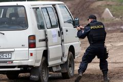 Falešní policisté obrali v Praze posádku auta o milion