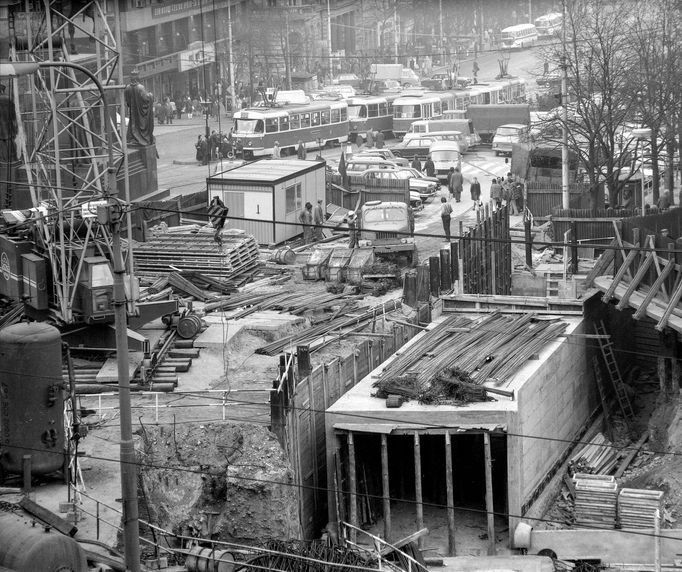 Historická fotografie zachycující provoz tramvajové linky na Václavském náměstí, která zde byla v provozu mezi lety 1884-1980.