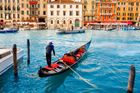 Turisté surfovali v Benátkách, dostali obří pokutu. "Jsou to pitomci," řekl starosta