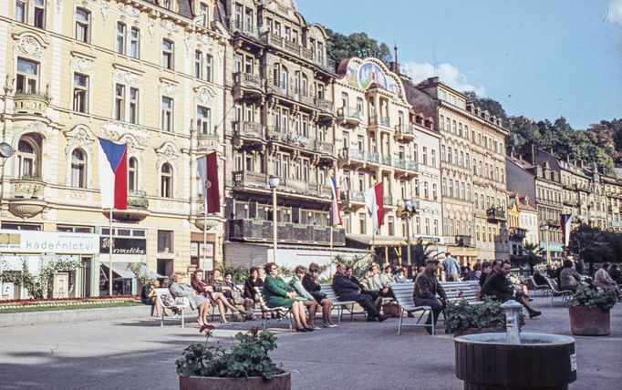 Mlýnské nábřeží a Vřídelní ulice. Karlovy Vary, rok 1967