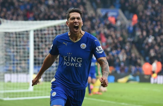 Leonardo Ulloa z Leicesteru slaví branku v anglické Premier League