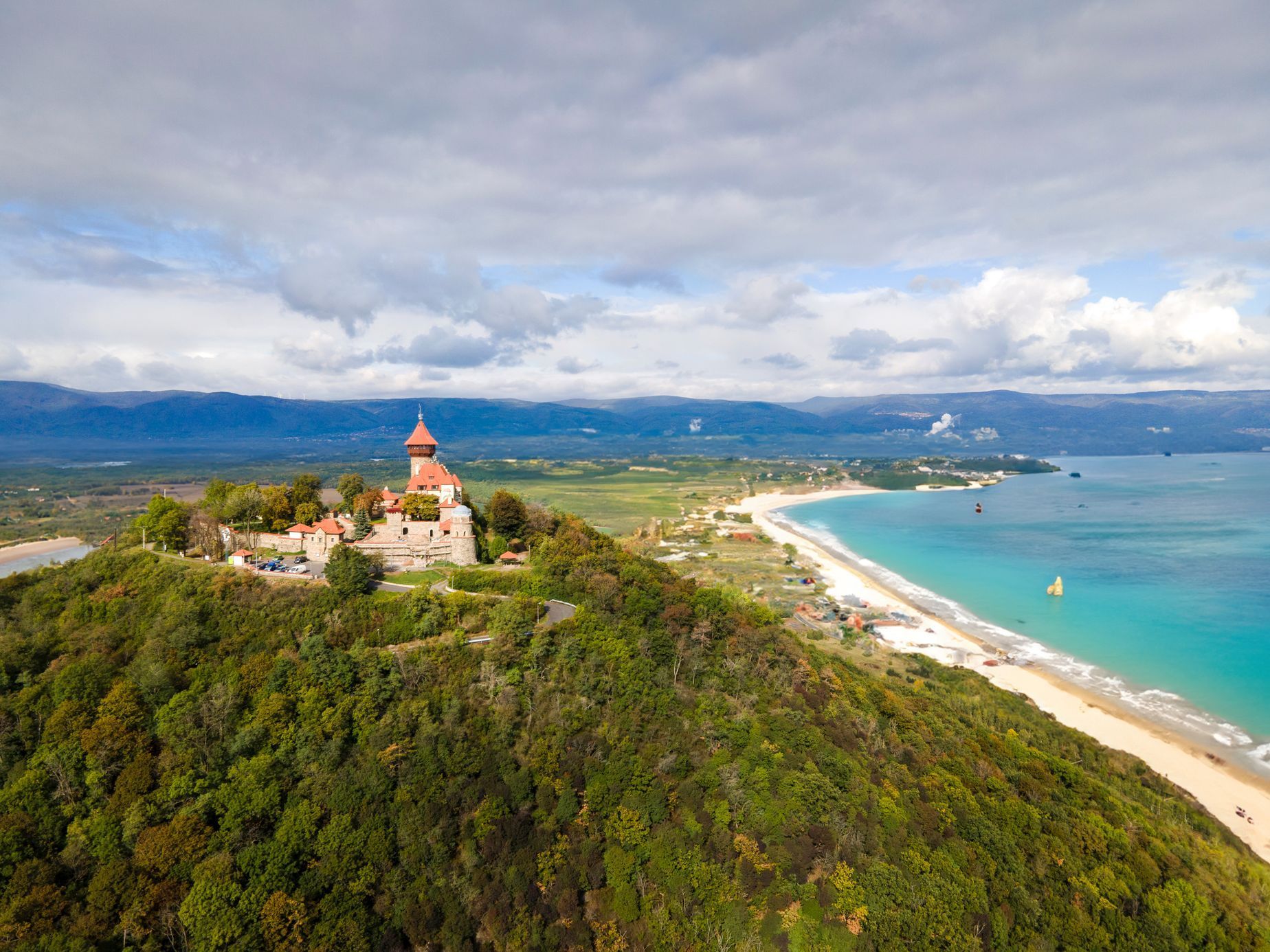 Jak by to vypadalo, kdyby Česko mělo své moře, koláž, umělá inteligence, fikce, moře, Česko, Magazín