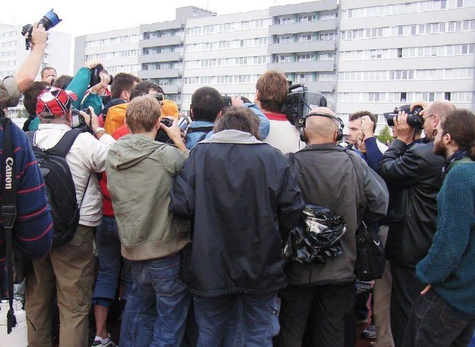 Jan Železný se často ztrácel před zraky přítomných v davu fotoreportérů.