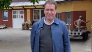 Brit Euan Edworthy žije v Česku sedmnáct let. Jeho otec byl důstojníkem Royal Air Force a svému synovi vyprávěl o hrdinství československých letců. 
Dnes se jde podívat, jak se rodí jeho nápad na vybudování pomníku Čechům a Slovákům bojujícím v RAF.