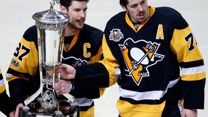 Sidney Crosby (vlevo) a Jevgenij Malkin s trofejí pro vítěze konference.
