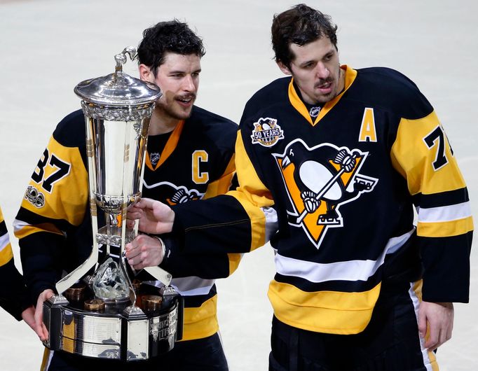 Sidney Crosby (vlevo) a Jevgenij Malkin s trofejí pro vítěze konference.