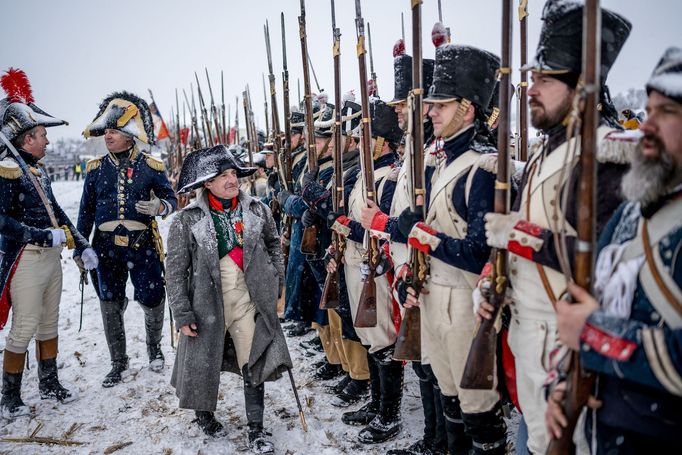 Napoleon po bitvě vyznamenává vojáky, kteří během boje projevili výjimečnou statečnost.