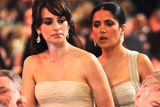Penelope Cruz a Salma Hayek vypadají na první pohled jako dvojčata. Vůbec proto není divu, že si je oficiální Instagram Americké filmové akademie po udílení Oscarů na fotografii spletl. Obzvlášť když se tak často objevují spolu, dokonce v podobném oblečení...