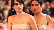 Penelope Cruz a Salma Hayek vypadají na první pohled jako dvojčata. Vůbec proto není divu, že si je oficiální Instagram Americké filmové akademie po udílení Oscarů na fotografii spletl. Obzvlášť když se tak často objevují spolu, dokonce v podobném oblečení...