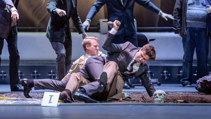 Recenze: Oidipus v Národním divadle má snovou logiku, pomalu se kolem něj hroutí svět