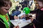Přírodní vědy nejsou nuda, učí žáky pojízdná laboratoř. Autobus objíždí Česko s chemickými pokusy