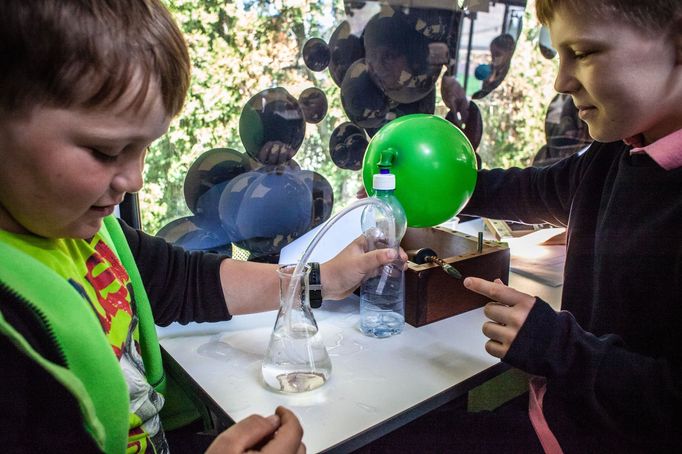 Základní škola Mníšek pod Brdy, EDUbus, mobilní polytechnická laboratoř, školní pokusy, fyzika, chemie, fyzikální pokusy, chemické pokusy. Mníšek pod Brdy, 17. 4. 2018.