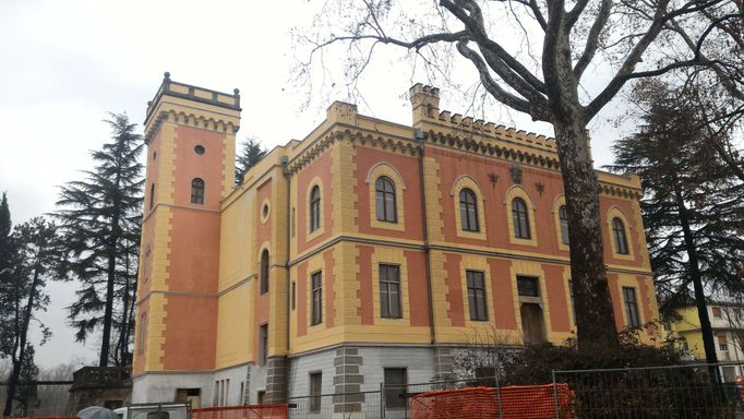 Zámek Castello Alimonda leží v blízkosti řeky Isonzo, kde se nachází zbytky opevnění a zákopů z první světové války.