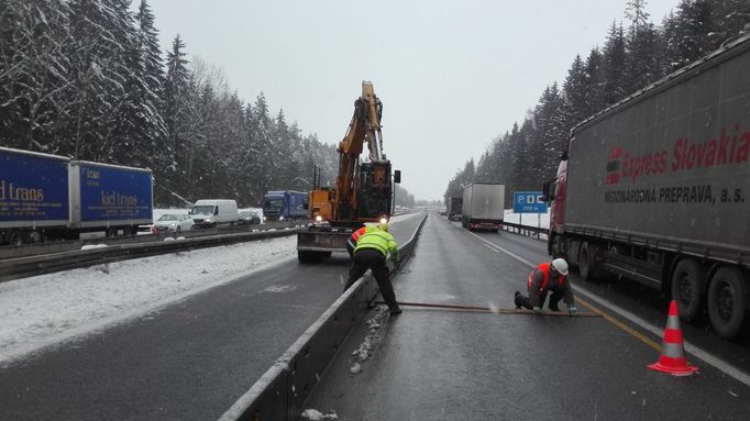 Práce na provizorním rozšíření pruhů v opravovaném úseku dálnice D1