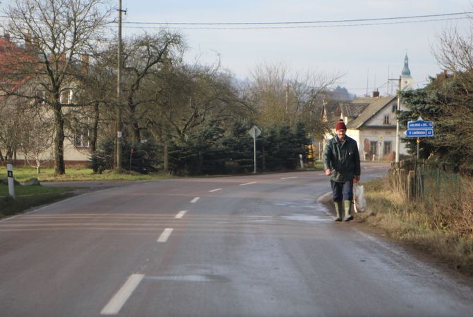 Chodci, zvláště při snížené viditelnosti, jsou na silnici s takovým provozem velmi ohroženi.