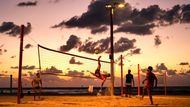 Tel Aviv, Izrael: Na pláži u Středozemního moře si lidé užívají plážový fotbal a volejbal v populárním klubu FreeBall, který je známý svými turnaji a komunitním duchem.