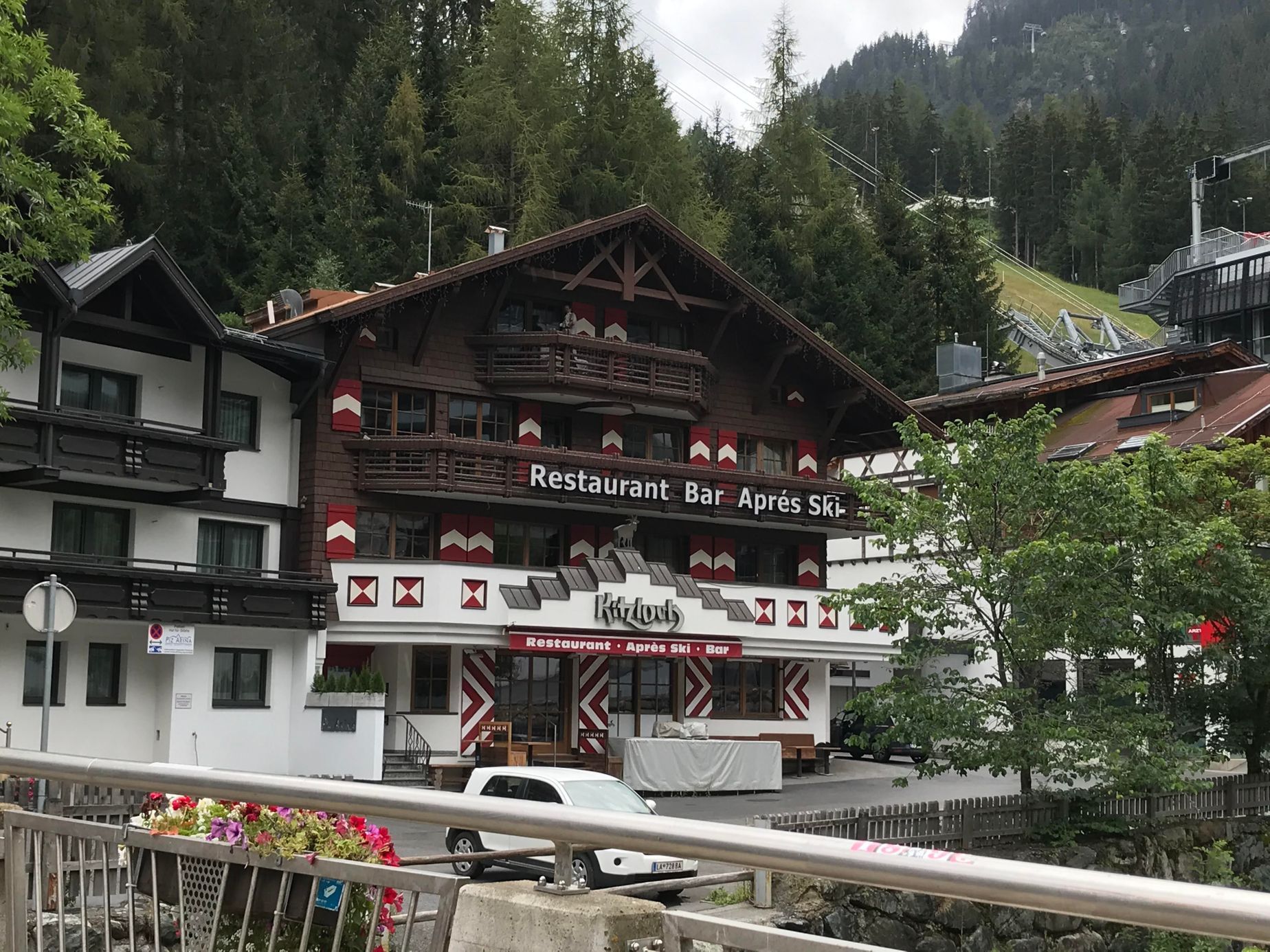 Ischgl, Kitzloch, bar, koronavirus, rakousko, lyžování, turismus