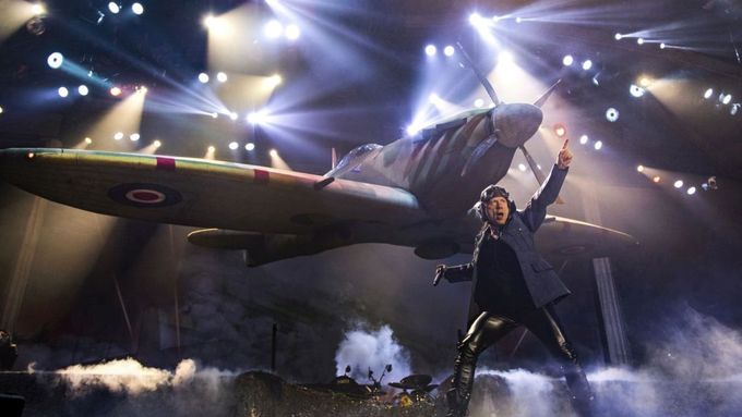 Bruce Dickinson s letadlem Spitfire na scéně.