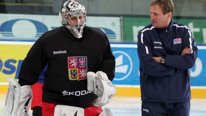 Ondřej Pavelec se dnes jako první posila z NHL připojil k týmu Aloise Hadamczika. Češi už zítra letí na MS do Stockholmu.