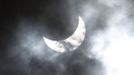 Clouds obscure the moon passing in front of the sun as it approaches a full solar eclipse in the northern Australian city of Cairns November 14, 2012. REUTERS/Tim Wimborne (AUSTRALIA - Tags: SOCIETY ENVIRONMENT) Published: Lis. 13, 2012, 9:30 odp.