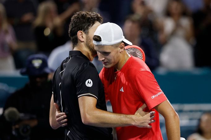 Jakub Menšík a Taylor Fritz po semifinále na turnaji v Miami 2025