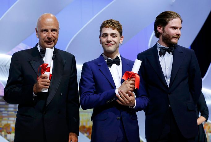 Režisér Xavier Dolan (uprostřed) přebral Cenu poroty za snímek Mommy společně s Alainem Sardem (vlevo), který zastupoval Jeana-Luca Godarda.