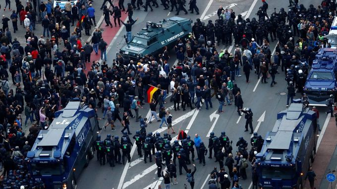 Střety demonstrujících s policií v Chemnitzu.