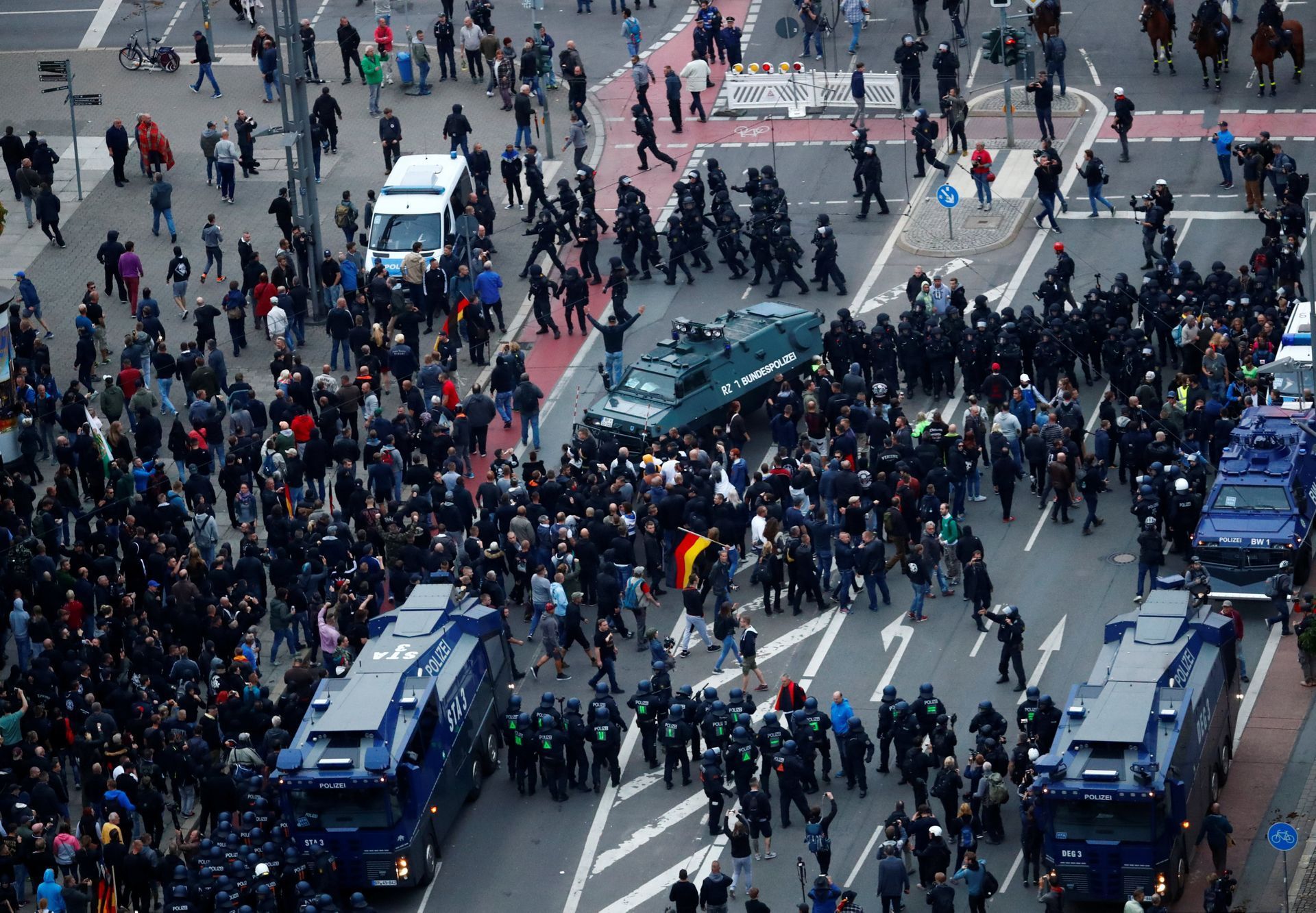 Policie zasahuje při protestním průvodu saským městem Chemnitz.