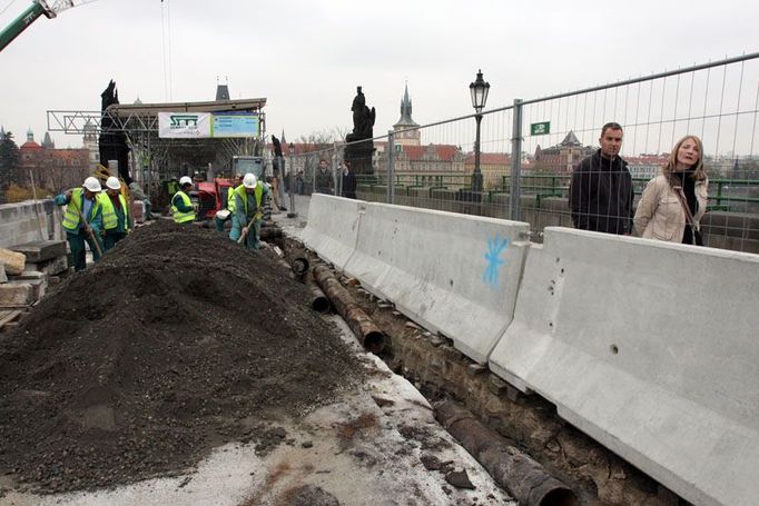 Nejspodnější vrstva betonu v mostě zůstane, nejde odstranit bez narušení celé konstrukce. Další tuny betonu nahradí lehká škvára.