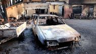 Prefektura v Aude ve své situační zprávě ze čtvrtka ráno zdůraznila, že úřady dosud zaznamenaly 36 shořelých nebo zasažených domů a přibližně čtyřicet ohořelých aut. Na místě zasahuje více než 2100 hasičů a 500 vozidel.