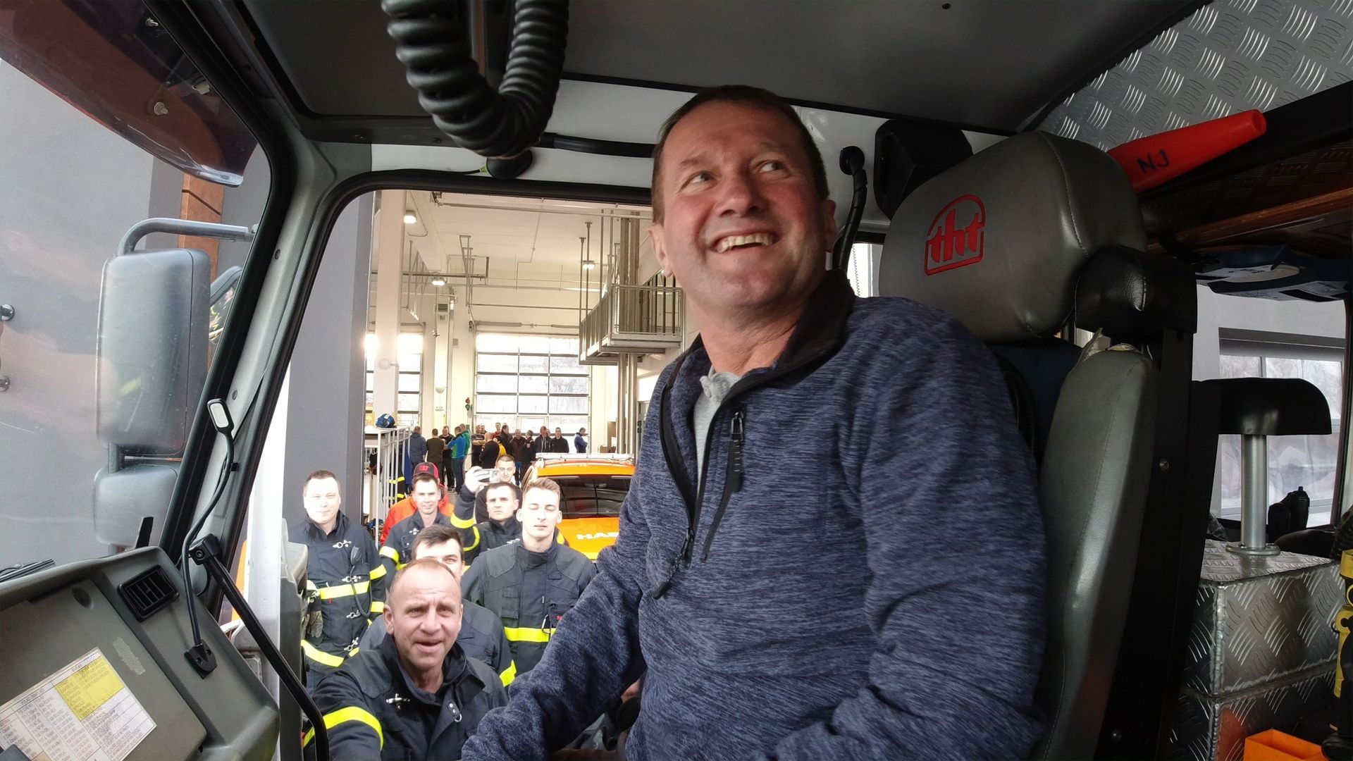 Hasič Vlastimil Kremel z Novojičínska zasahoval během dvaceti let téměř u dvou tisíc výjezdů. Snímky ho zachycují při práci. Nyní je vážně nemocný a přátelé pro něj uspořádali sbírku, aby mu pomohli.