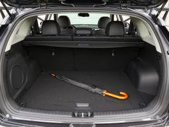 Objem kufru 451 litrů je slušná hodnota, baterie se totiž nacházejí pod podlahou vozu a nezabírají místo.