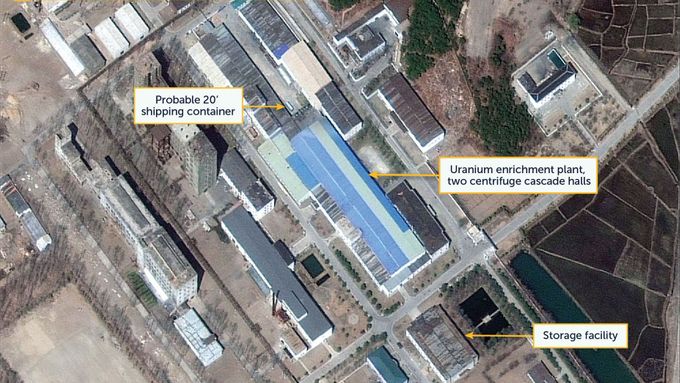 Snímek zachycující údajný kontejner nedaleko zařízení na obohacování uranu v Jongbjonu v KLDR.
