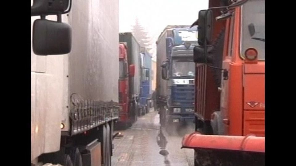 Video: V Rusku stály kamióny 3 dny v zácpě. Podívejte se.