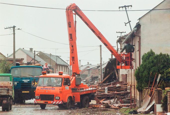 Archivní snímek z povodní v roce 1997, které postihly třetinu země, nejvíce Moravu a východní Čechy.