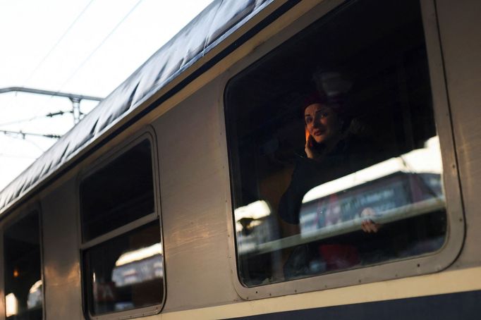 Julia nastoupila do vlaku, který odjíždí z rumunského Severního nádraží do Budapešti. Z okna pozoruje svého manžela Ruslana, který na nástupišti zůstal.