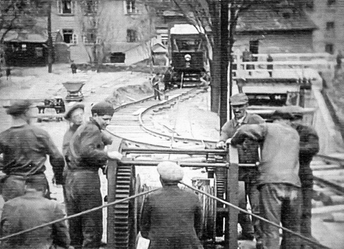 Už na provizorní koleji byla lanovka hodna svého jména. Pohon v této chvíli ještě neobstarávala elektřina, ale lidská síla pomocí vrátku. Nedatováno