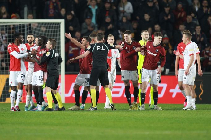 Strkanice v závěru derby Sparta - Slavia ve 27. kole Fortuna:Ligy