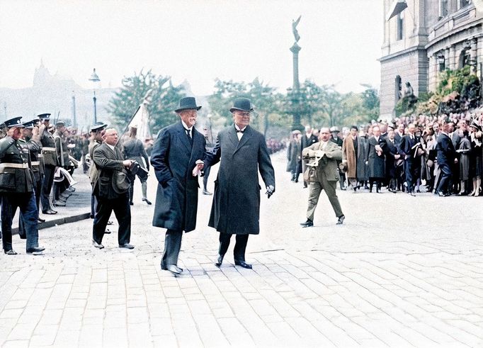 Volba prezidenta Tomáše Garrigua Masaryka 27. května 1927.Na snímku T.G.M. s předsedou vlády Antonínem Švehlou před tehdejším parlamentem v Rudolfinu Praze. Kolorováno