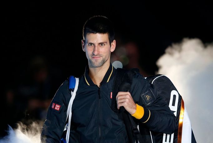 Srbský tenista Novak Djokovič v utkání se Švýcarem Rogerem Federerem ve finále Turnaje mistrů 2012.