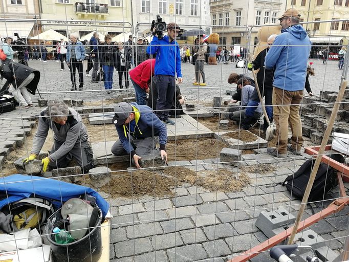 Práce byly přerušeny. Pracovníci začínají místo vyklízet.