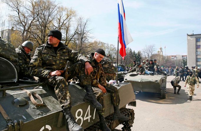 Vojáci, kteří i s těžkou technikou zběhli k separatistům, v centru Slavjansku. (16. dubna 2014)