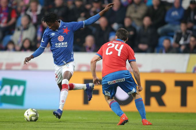 Peter Olayinka a Milan Havel v zápase první ligy Plzeň - Slavia.