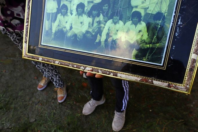 Maradonova památka se připomínala také v chudinské čtvrti Buenos Aires Villa Fiorito, kde slavný fotbalista vyrůstal (na snímku z dětských let třetí zleva).