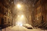 Pozdrav z New Yorku. Mohutné sněhová bouře zasáhly v sobotu východní pobřeží Spojených států, kde do dneška napadlo v některých oblastech až 60 centimetrů sněhu. Živel si vyžádal nejméně pět mrtvých.