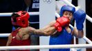 Brazilská boxerka Adriana Arujová zápasí s Ruskou Sofyou Očigavovou na OH 2012 v Londýně.