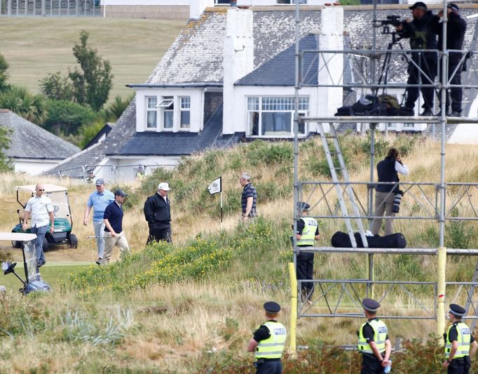 Trump ve svém golfovém resortu v Turnberry. Zahrát si přišel i přes místní protesty mířené proti své osobě.