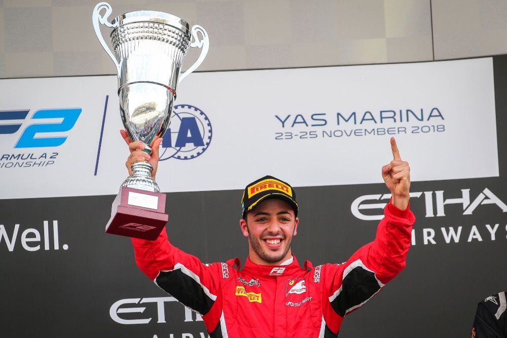 Antonio Fuoco slaví vítězství ve sprintu Formule 2 v Abú Zabí